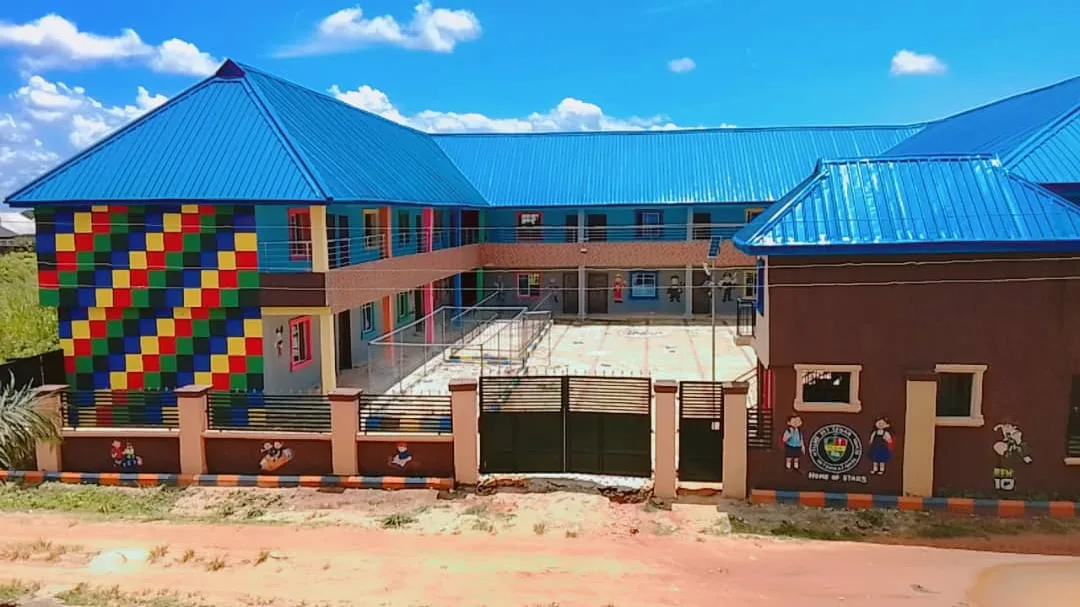 Mt Cedar pupils and teachers on campus